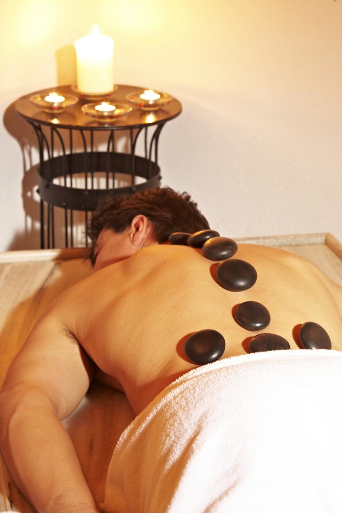 Warmer Ruheraum mit Liegen und sanftem Licht im Wellness-Spa von Apartments Pro in Hamburg